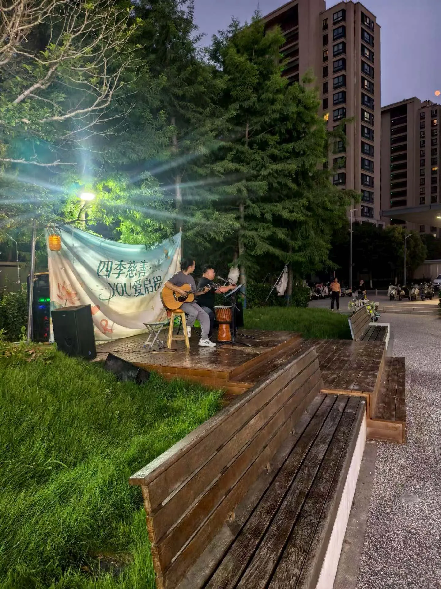 花阶上夜间舞台活动现场
